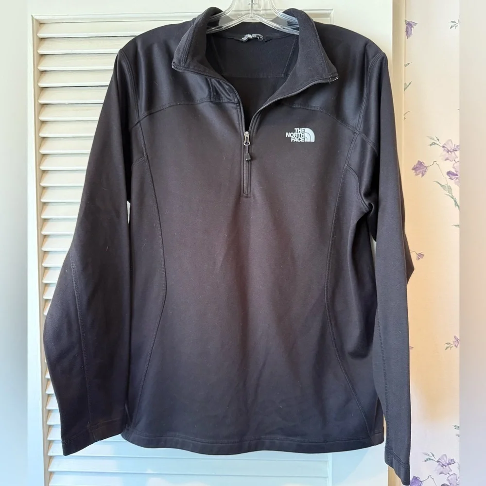 The North Face Men’s Black Quarter-Zip Pullover in Size Medium